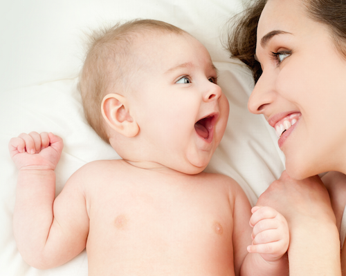 Uśmiechnięta mama z roześmianym niemowlęciem